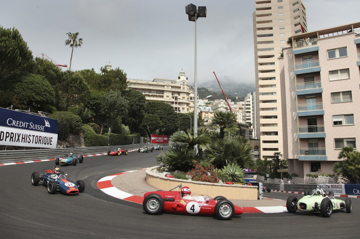 Carros de corrida antigos cruzam Grand Prix Historique em Mônaco