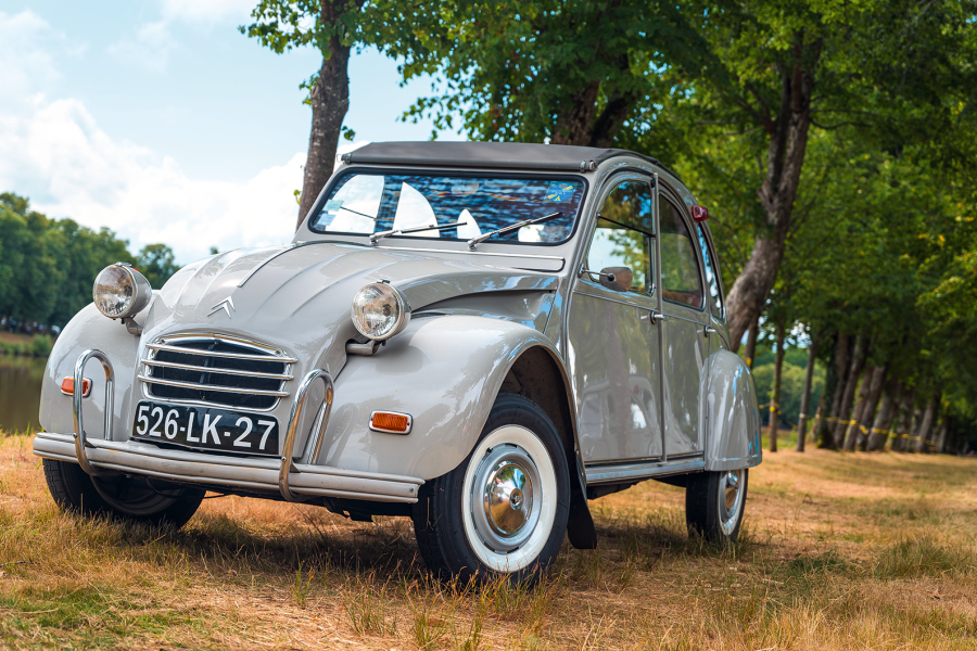 Classic & Sports Car – Meet the luxury Citroën 2CV