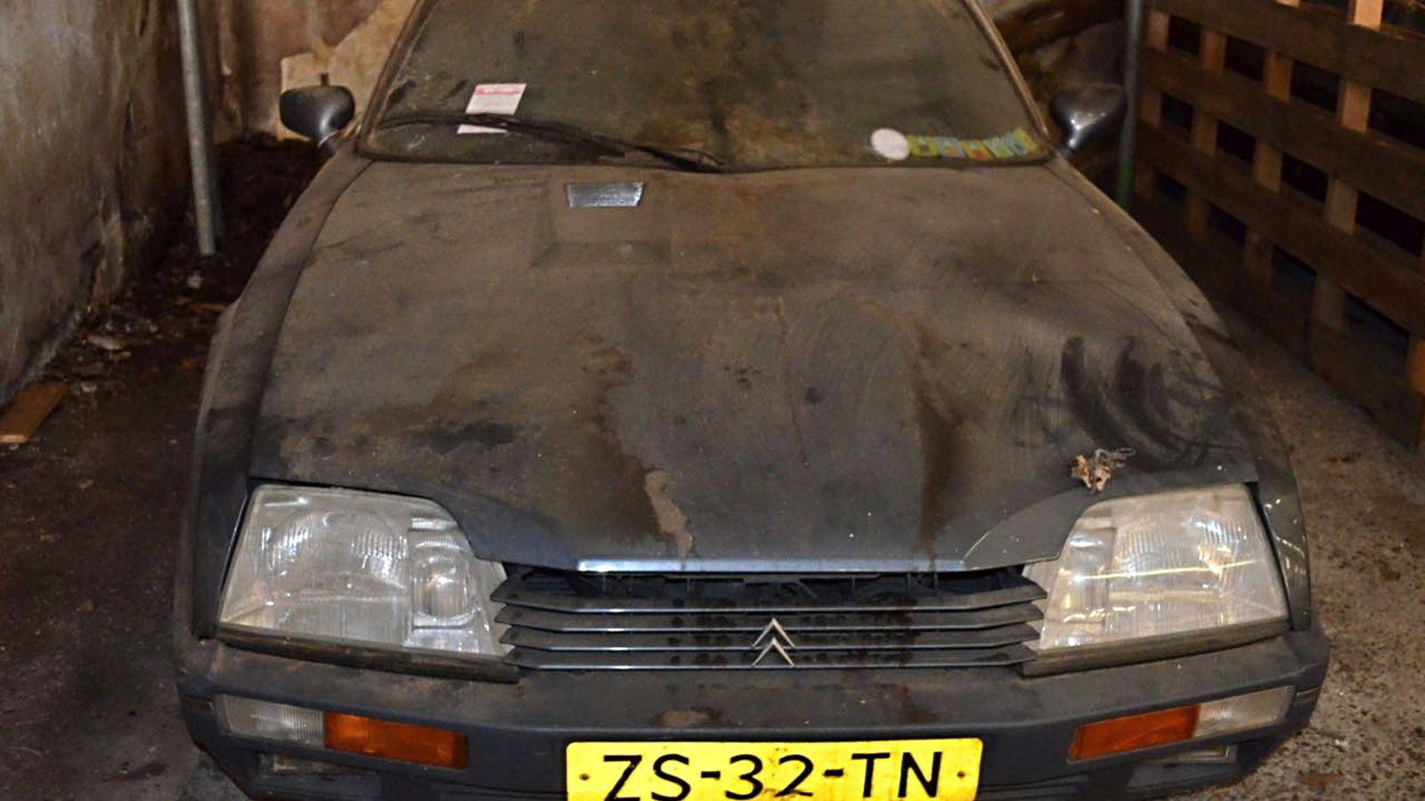 This is what 148 Citroën CXs in a barn looks like