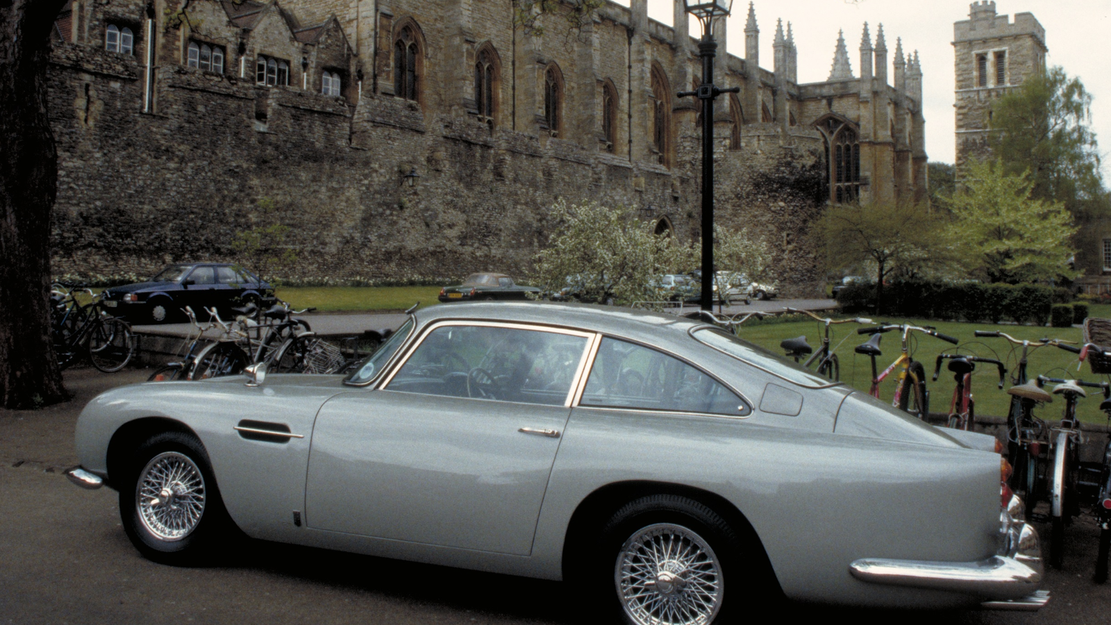 Aston Martin to build 25 new Goldfinger DB5s
