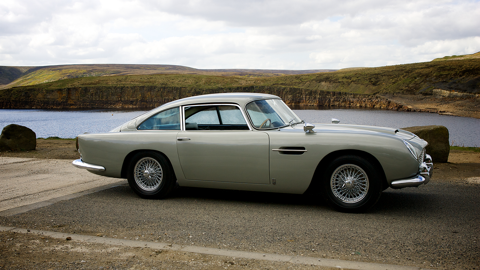 Aston Martin to build 25 new Goldfinger DB5s
