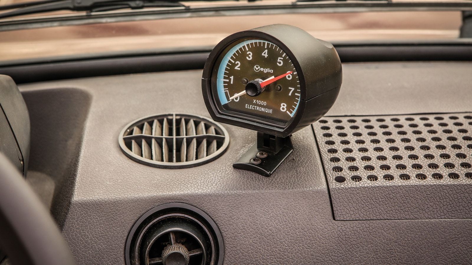 This custom roofless Range Rover was inspired by Bond