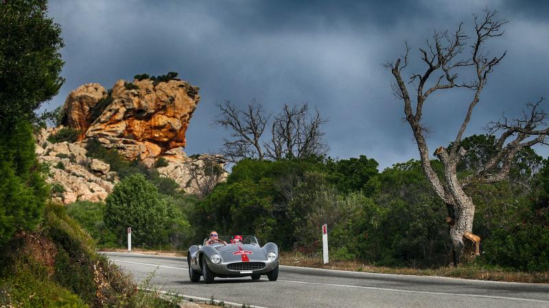 21 photos of Ferraris looking stunning on Italian roads