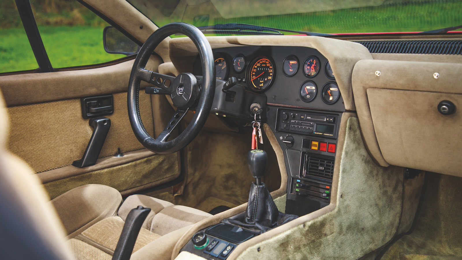 6-2.%20Alpine%20A310%20interior%20Olgun%