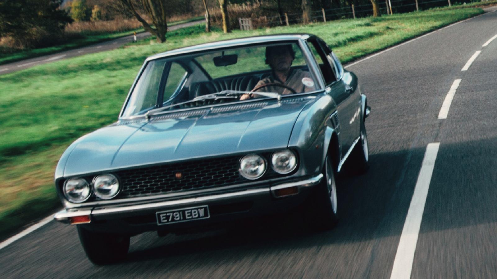 Coche de carreras antiguo acelera alrededor de una pista. foto – Imagen de  Vado gratuita en Unsplash, image size:1600x900