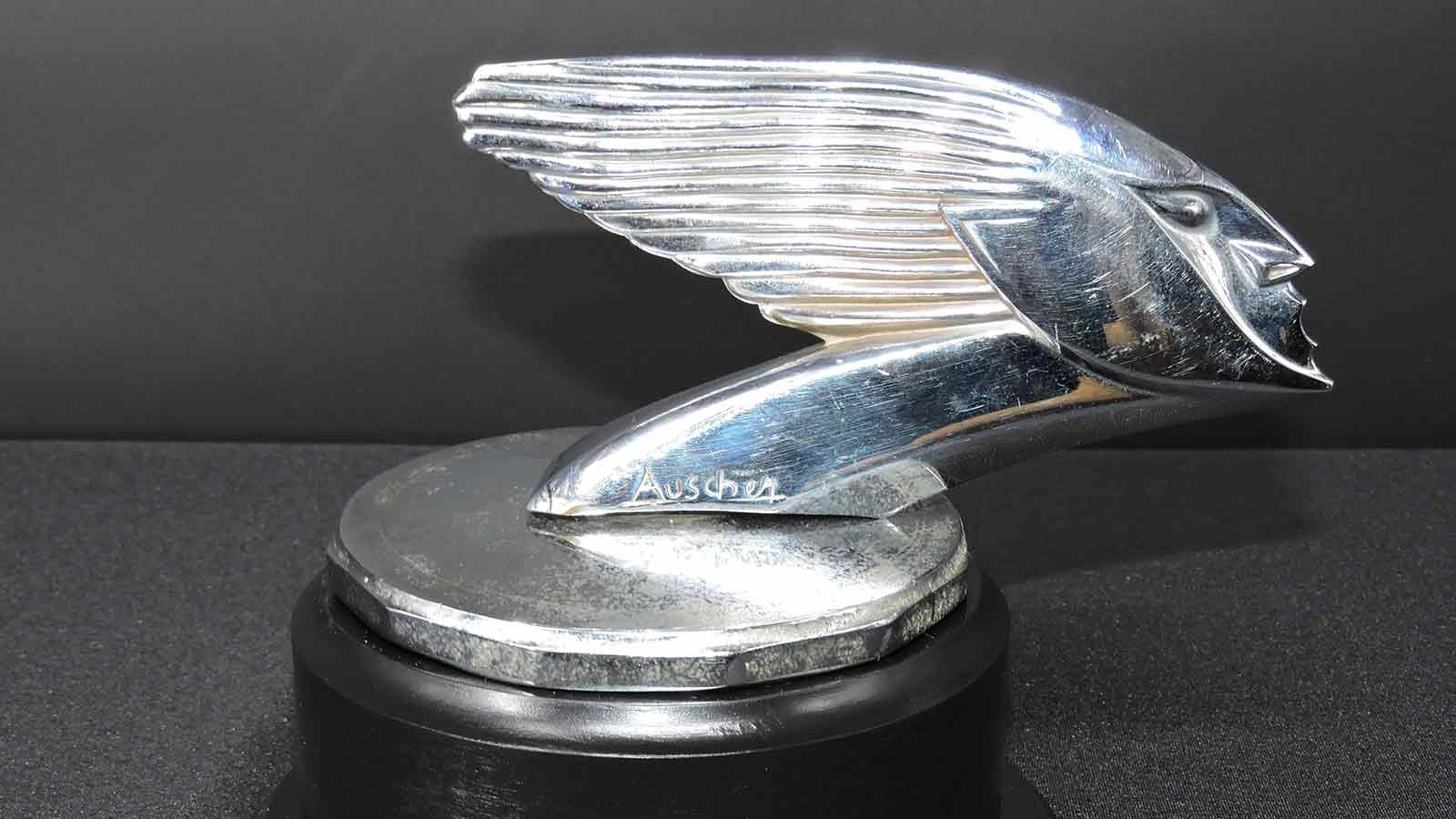 Mobile sculptures: when mascots ruled the bonnet