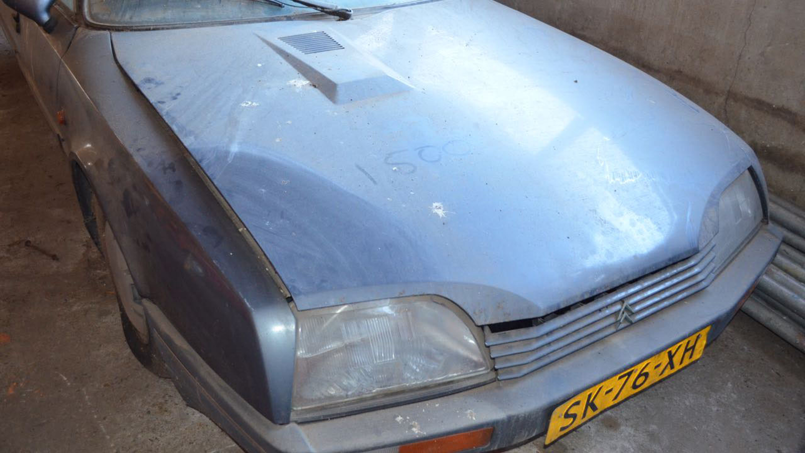 This is what 148 Citroën CXs in a barn looks like
