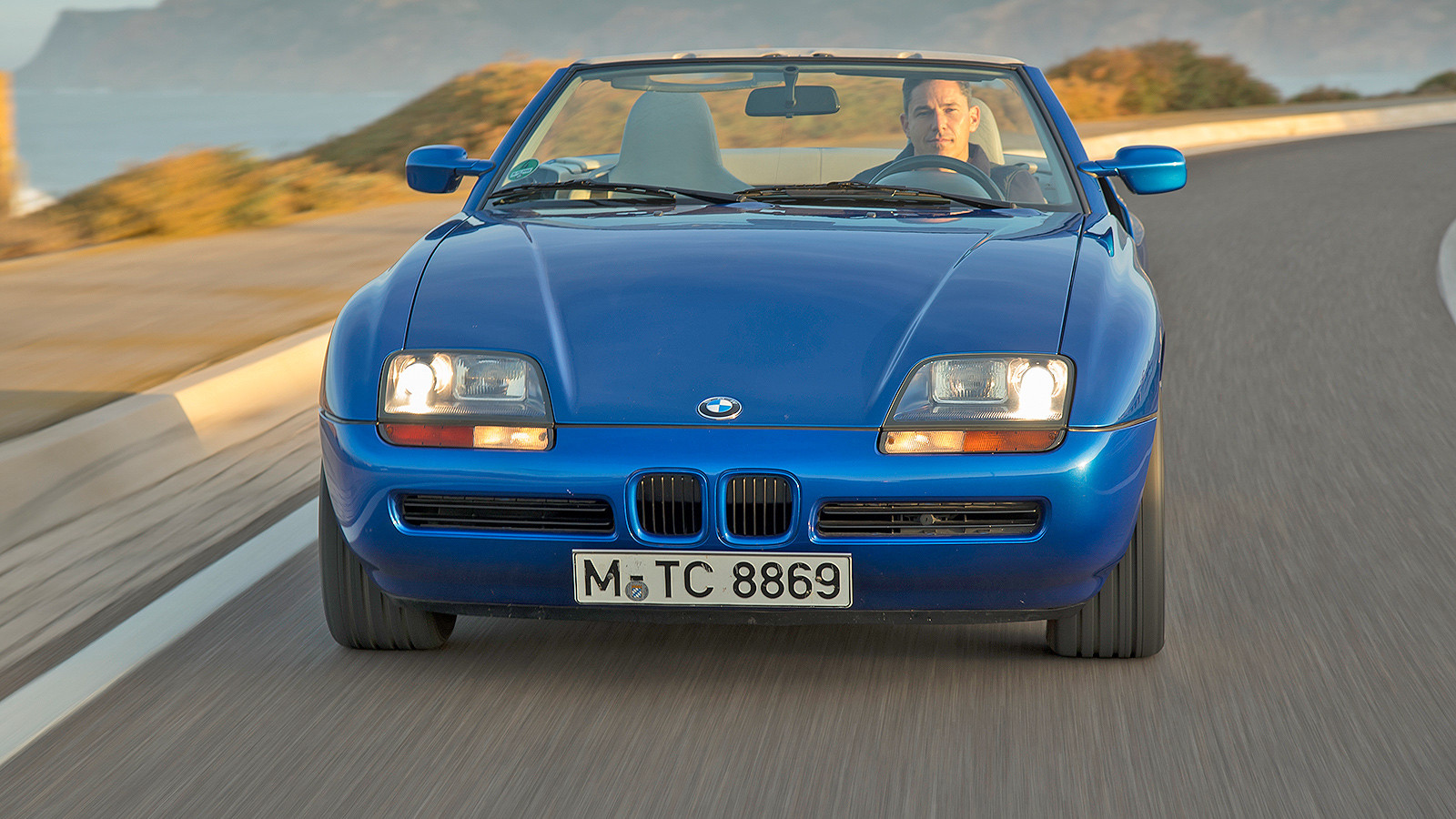 Die Automobilhersteller hatten befürchtet, dass offene Sportwagen in den 1980er Jahren durch die gesetzlichen Bestimmungen aussterben würden. 