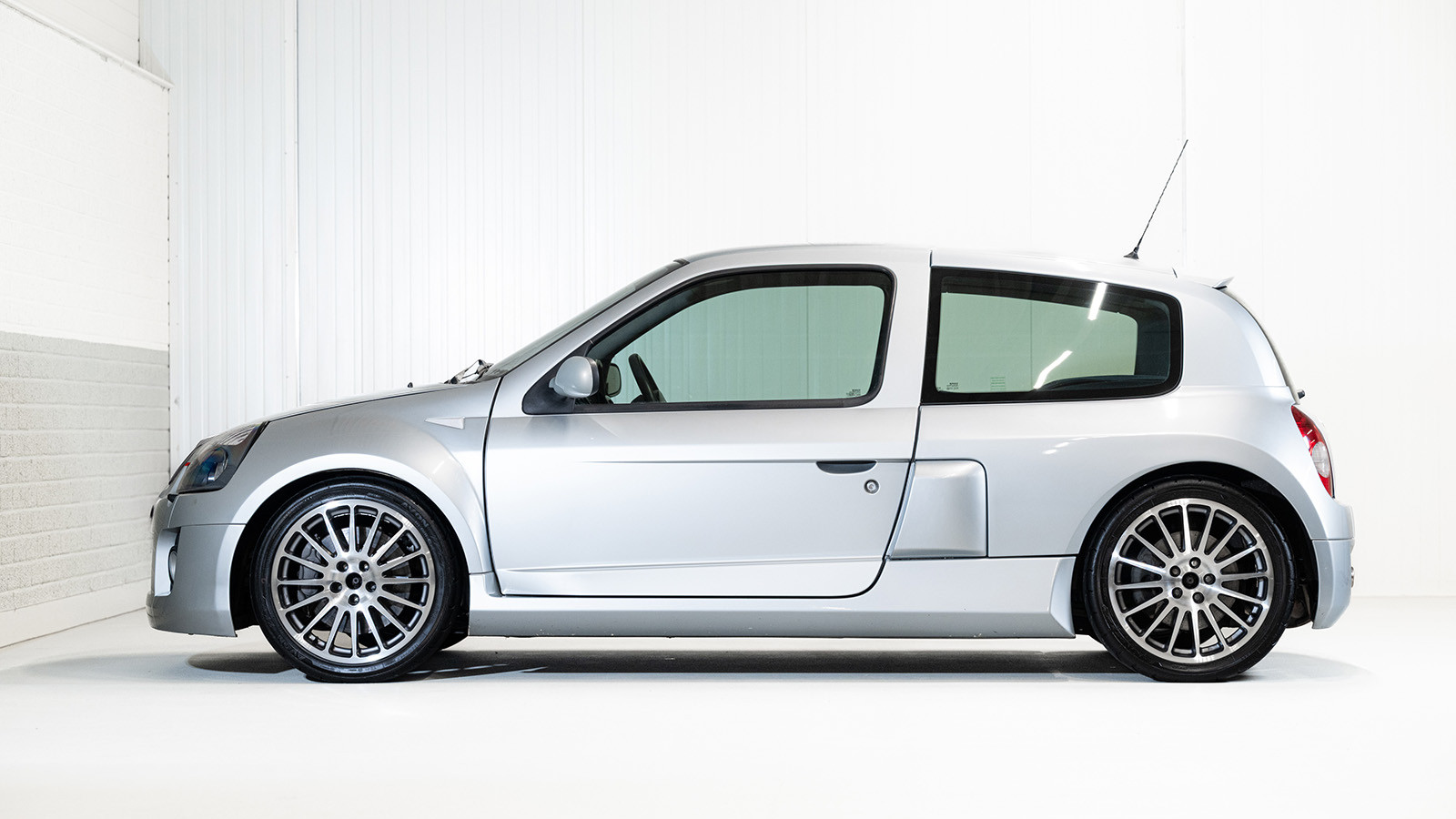 24.	2001 Renault Clio V6 TWR (€70,000-100,000)