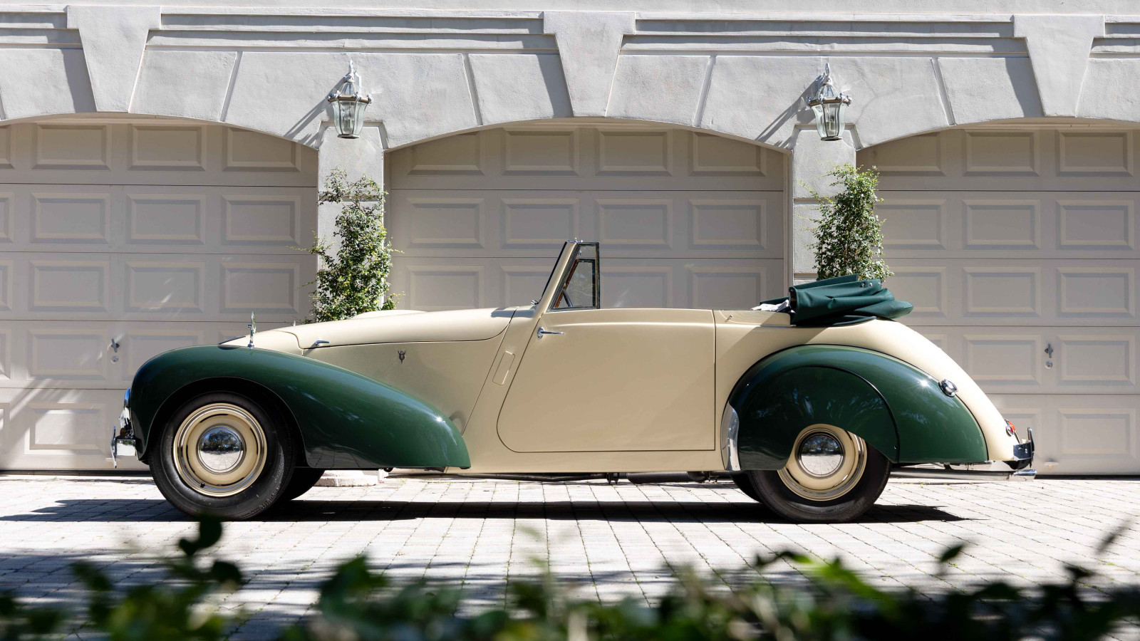 18 V8-engined classics for sale at Amelia Island