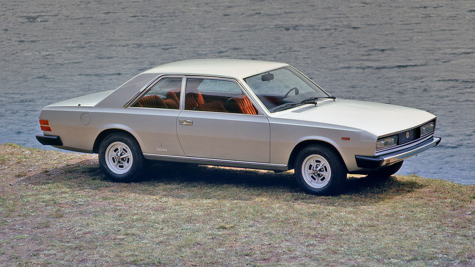 Am 11. Juli 1899 gründete eine kleine Gruppe von Geschäftsleuten aus Turin die Fabbrica Italiana Automobili Torino, oder FIAT S.p.A. 