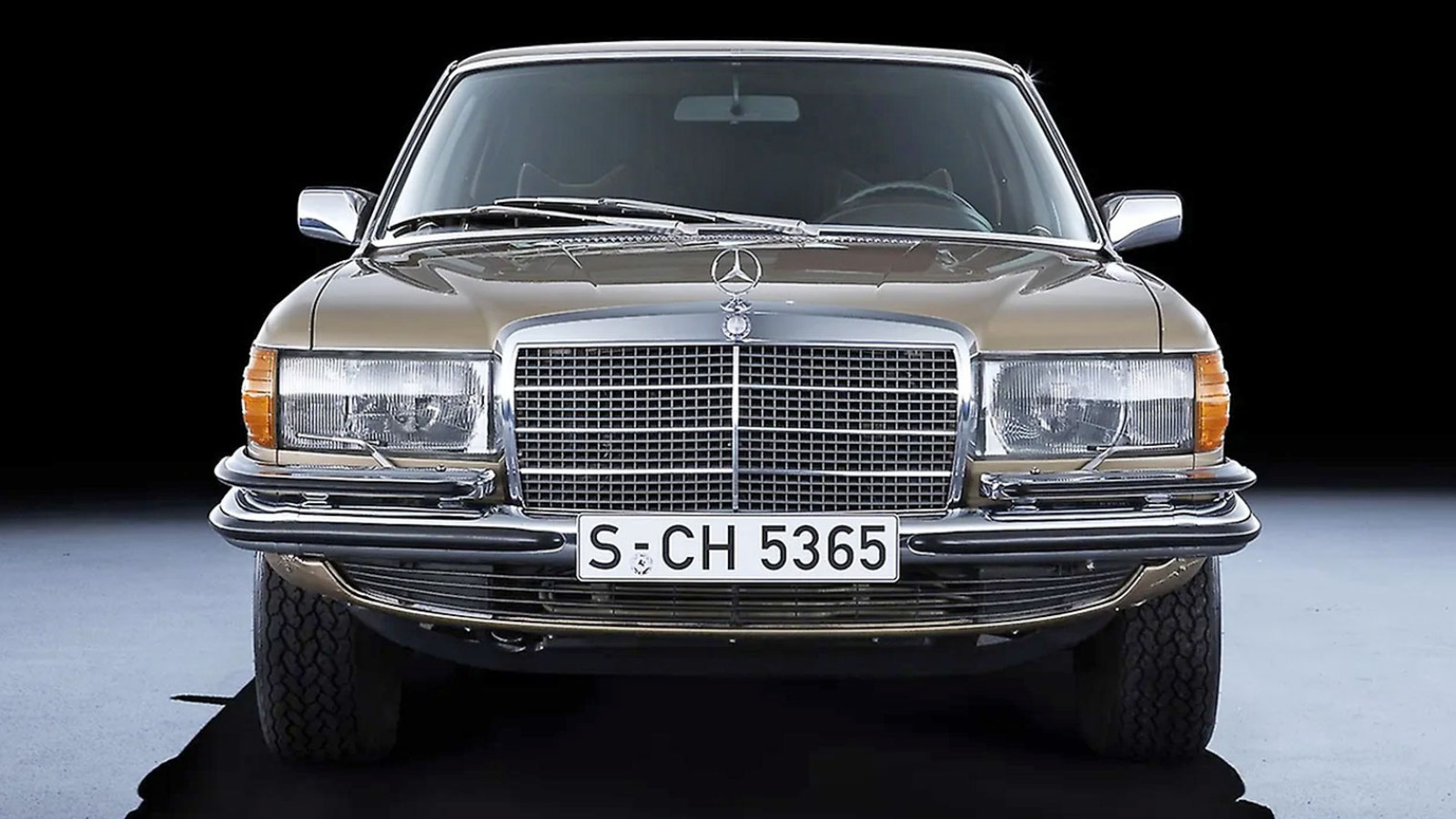 Saloon auto's worden vaak genegeerd in de haast om naar coupes en cabriolets te kijken. 