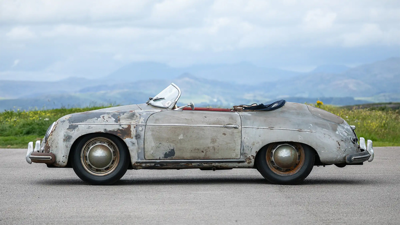2.	1955 Porsche pre-A 356 Speedster (€400,000 - €460,000)